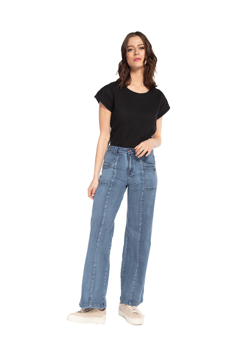jeans-mujer-amalia-wide-leg-4570-azul-mod-cuerpo-completo-54050d42-e825-4747-8857-4c0df04d9bb6_5038da89-5495-4426-b25b-886112c8d56e.jpg